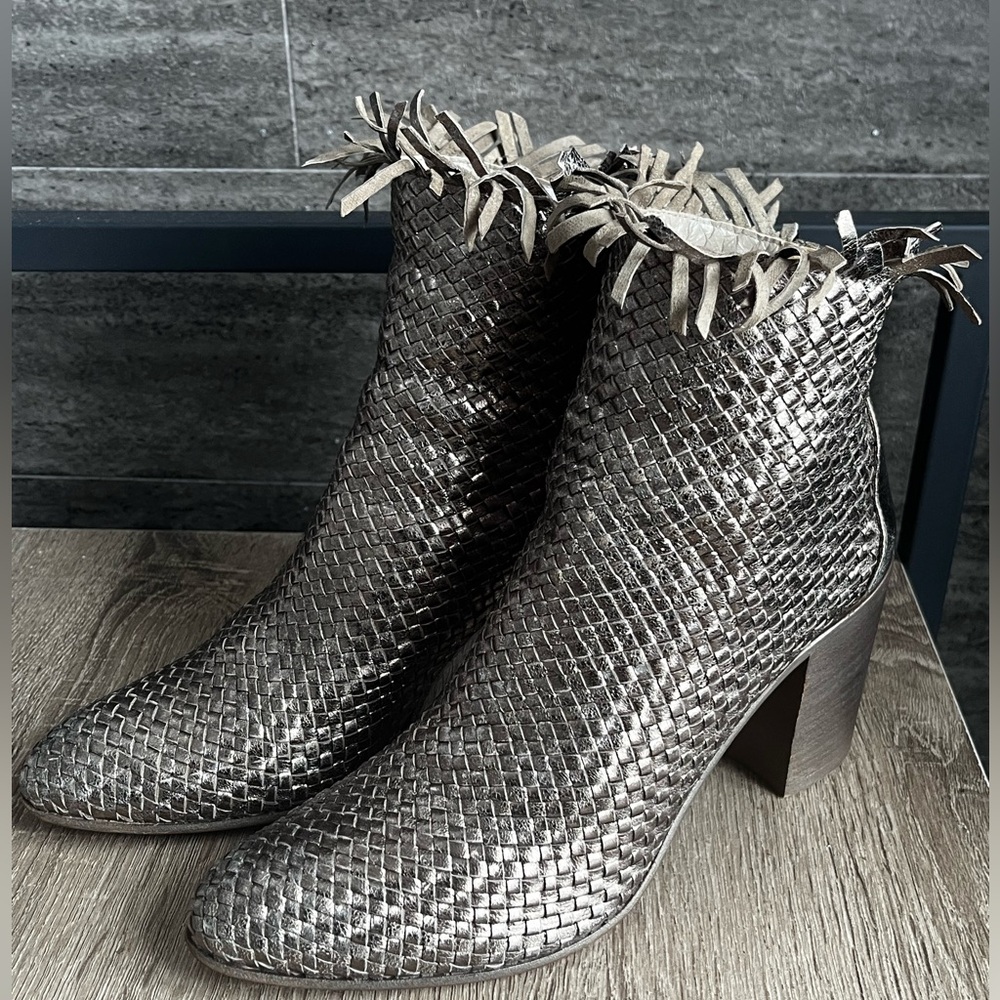 Strategia Metallic (Lead) Woven Leather Fringe Ankle Boots Made in Italy size:39